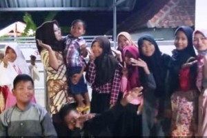 Srie Laelasari bersama anak yatim.